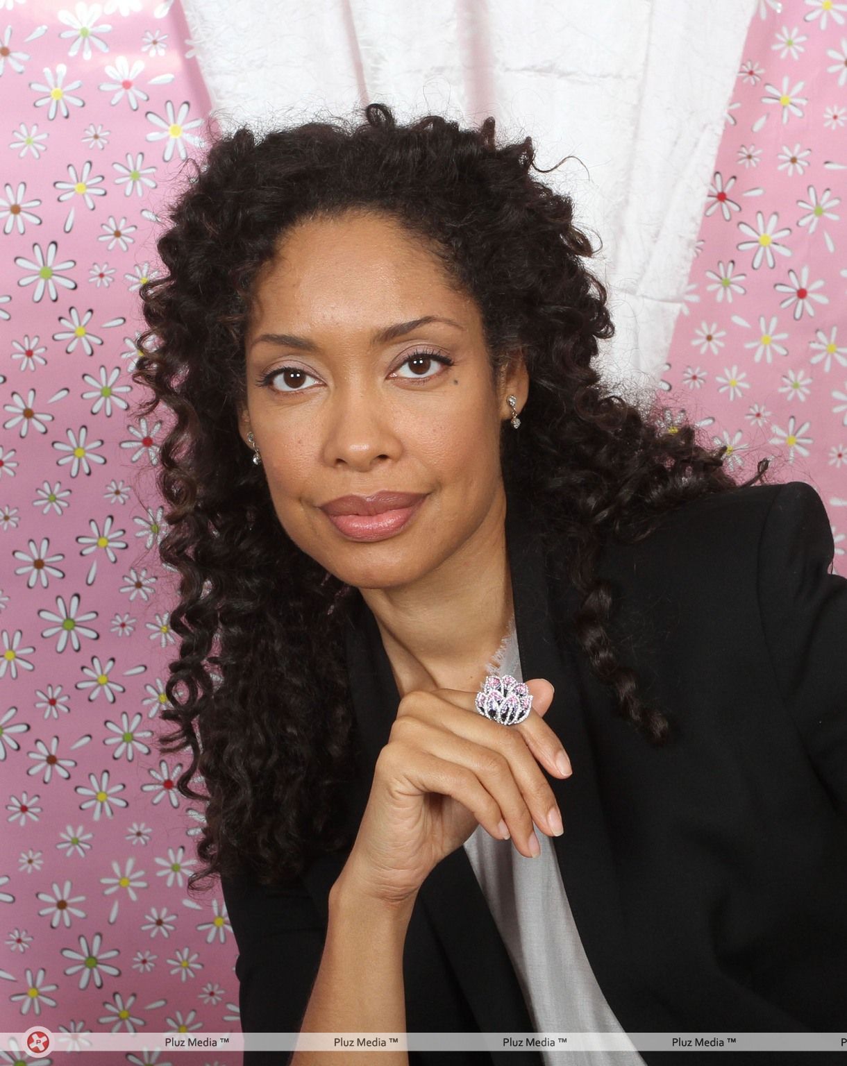 Gina Torres visits the Gifting Services | Picture 112053